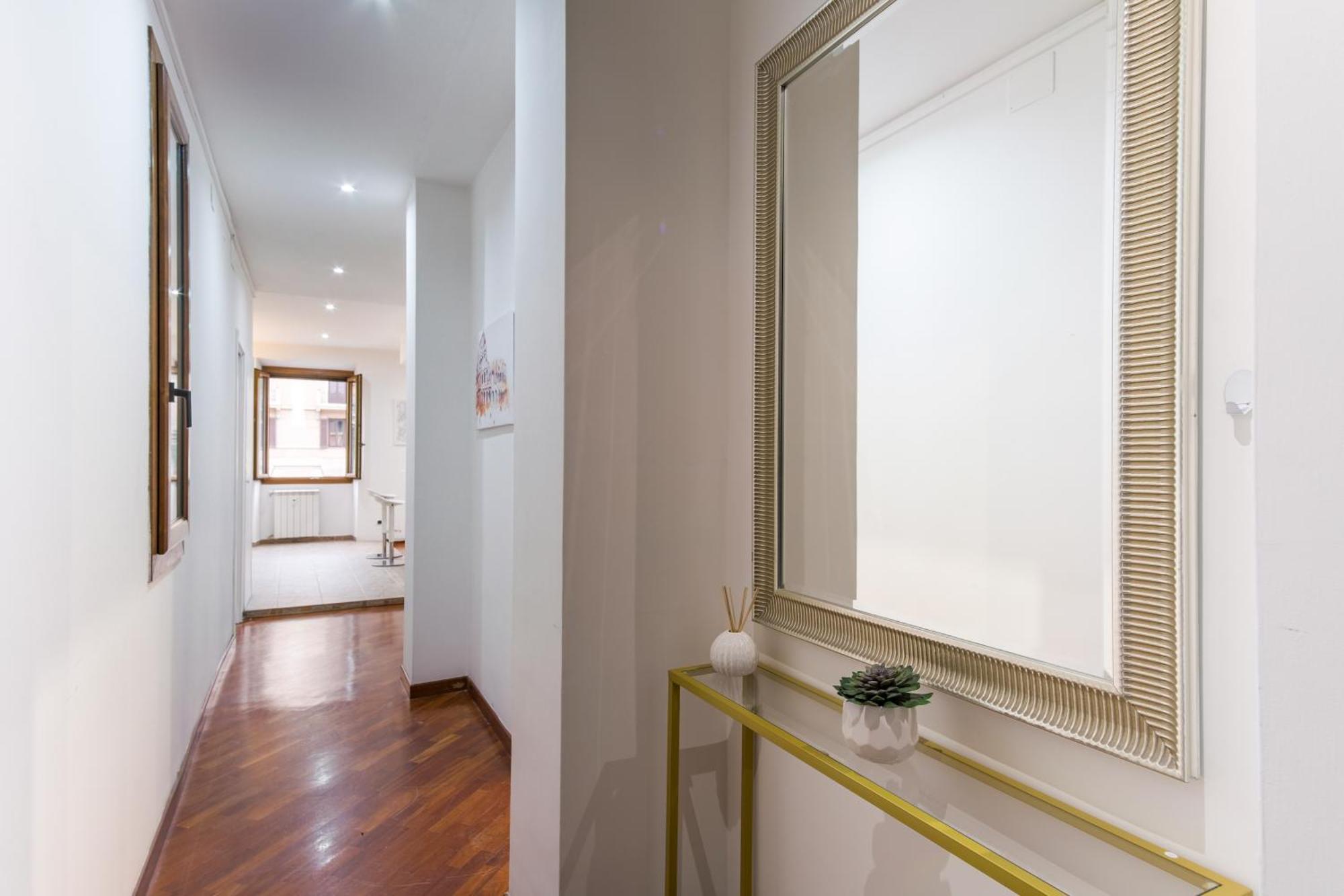 Elegantis San Giovanni - Easily Get To The Historic Center, Metro, Tram And Bus Are Nearby Roma